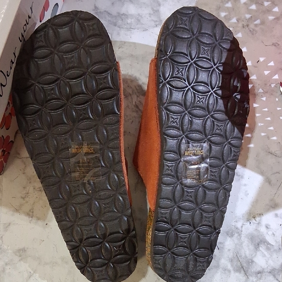 Muk Luks Geometric Pattern Sandals - Picture 2 of 5